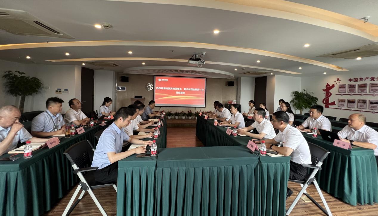 省國貿(mào)集團黨委委員、副總經(jīng)理金朝萍來英特生物宣講主題教育專題黨課